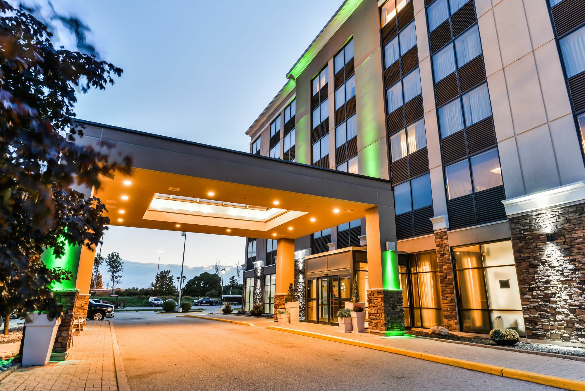 °HOTEL DOUBLETREE BY HILTON KITCHENER 4* (Canada) - from C$ 124 | iBOOKED